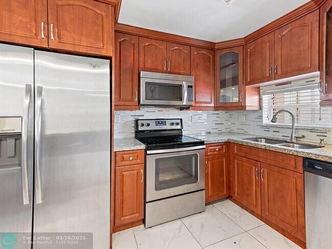 Building Photo - 371 S Hollybrook Dr