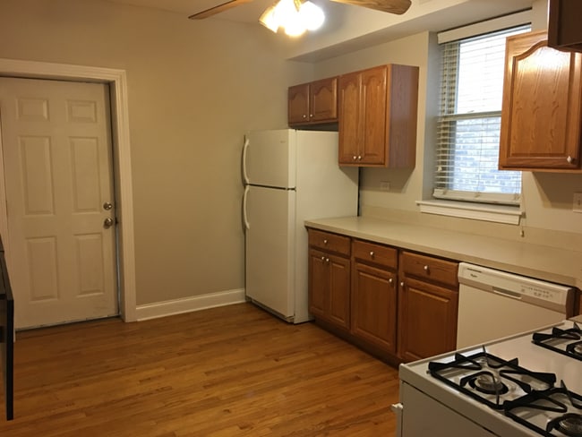 Photo - 2302 W Roscoe St (Chicago, IL) Apartment