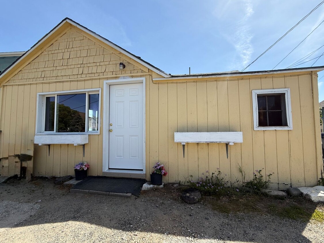 Foto principal - Now renting 1 Bedroom Home