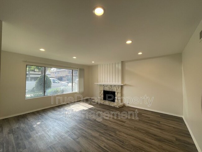Building Photo - 161 Greentree Ln
