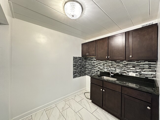 Building Photo - 1360 W Touhy Ave