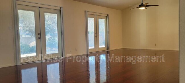 Building Photo - 1267 SW Ironwood Dr