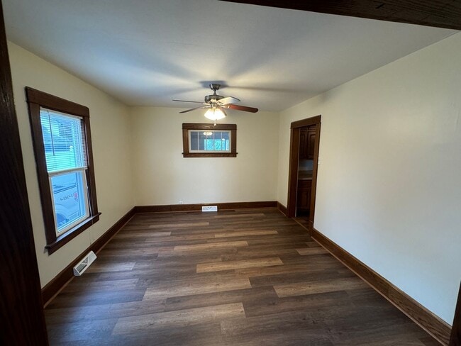 Building Photo - SINGLE FAMILY HOME MOVE IN READY