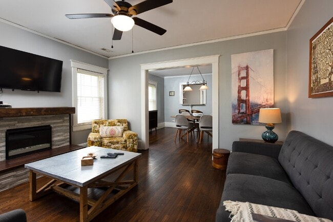 Building Photo - Fully Furnished Super Cute