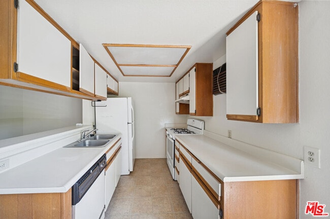 Foto del edificio - 1519 N Martel Ave