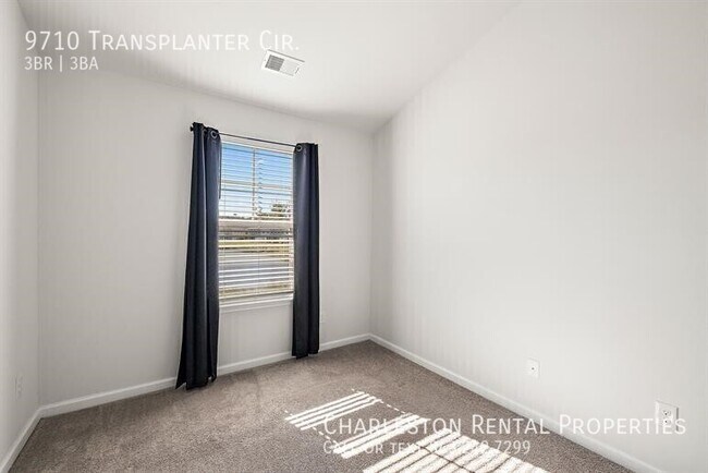 Foto del edificio - 9710 Transplanter Cir