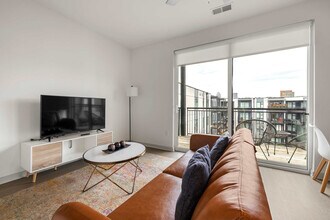 Building Photo - 633 E Main St