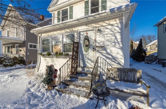 Building Photo - 18 Deland Park a