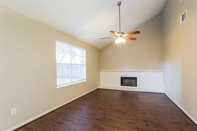 Building Photo - 2305 Parkview Dr