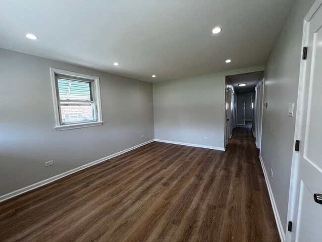 LIVING ROOM - 5432 S Long Ave