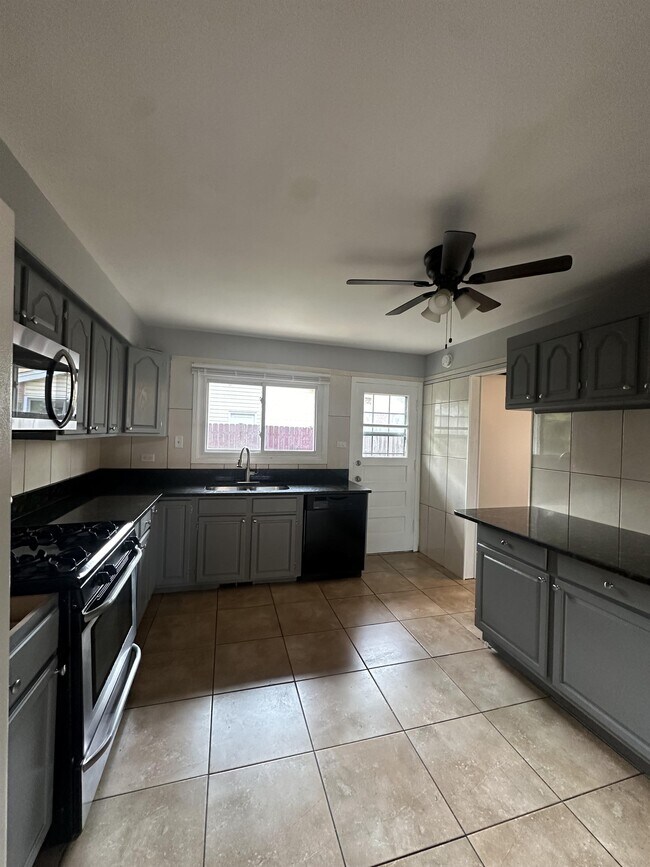 Building Photo - 923 W 187th St