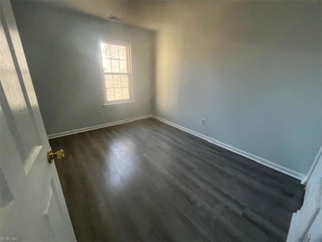 Building Photo - 245 Wexford Dr W