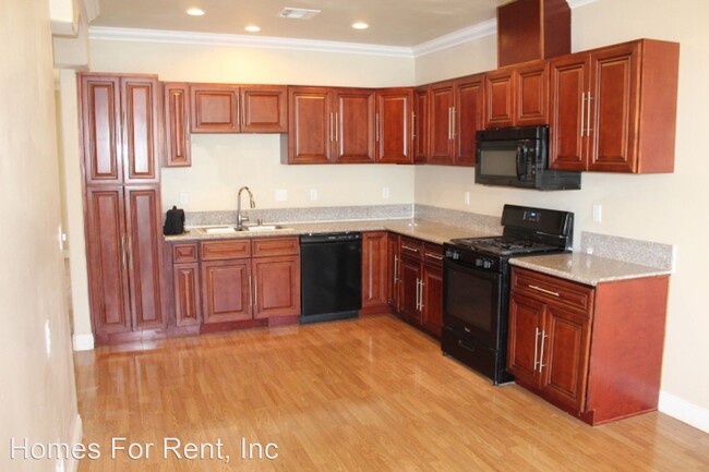 Building Photo - 4 br, 2 bath House - 1093 W. Forest Ave