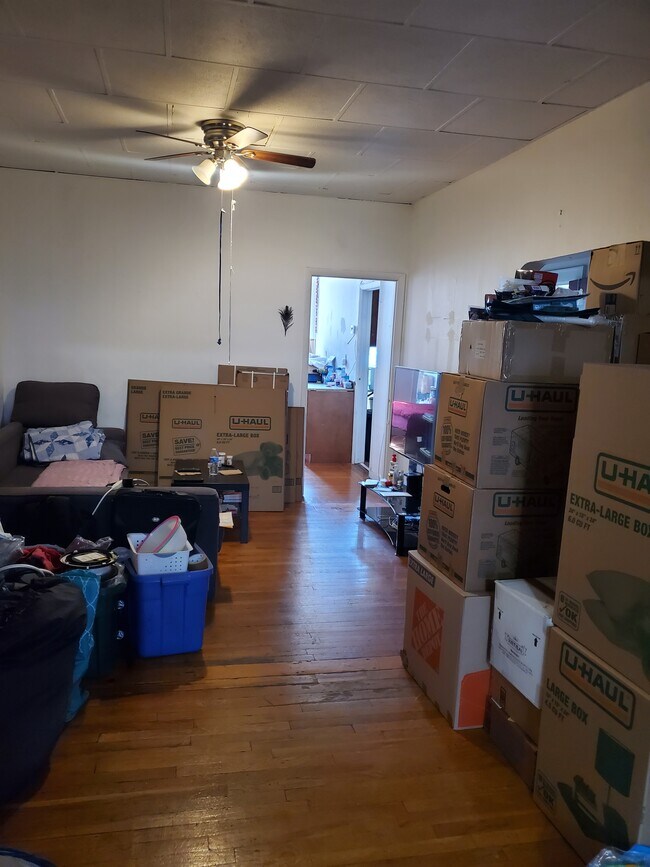 Living room - 911 Washington St