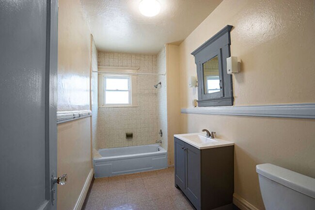 Building Photo - 5 Bedroom House Available 6/1/25