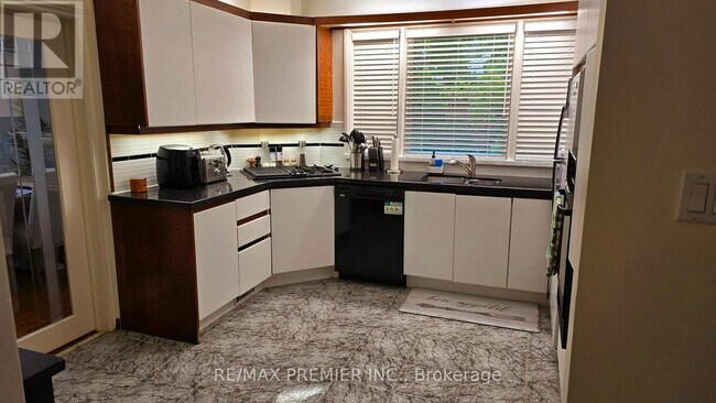 Photo du bâtiment - 11 Northolt Ct