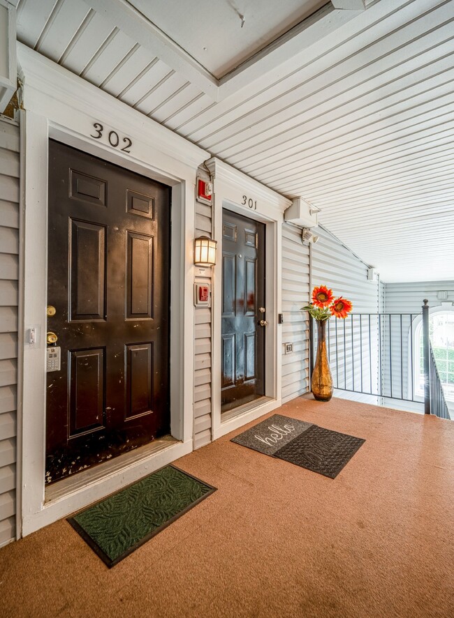 Photo - 2-level condo, conveniently located