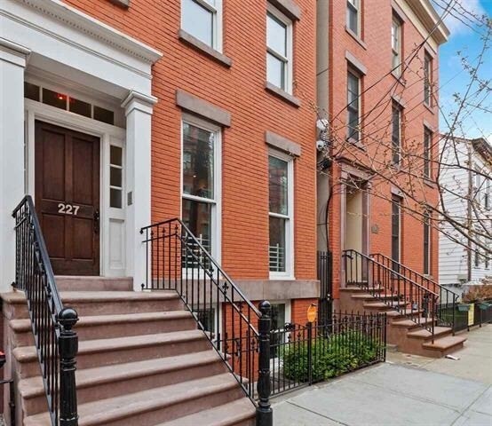 Primary Photo - 227 Montgomery St