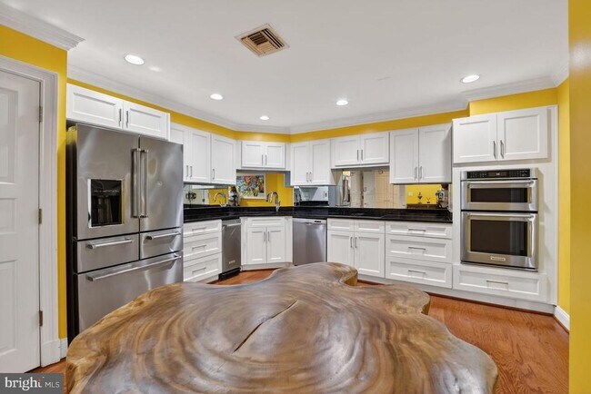 Building Photo - 1300 Army Navy Dr
