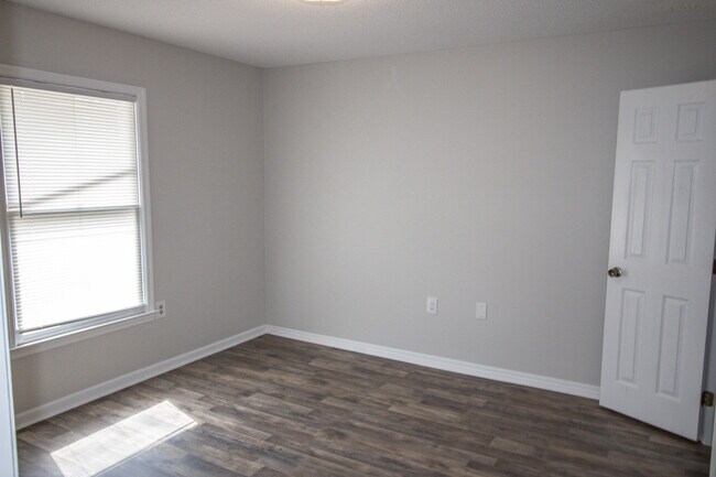 Foto del edificio - 140 Lanier Dr