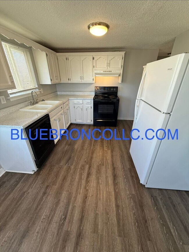 Foto del edificio - 4100-4102 NE 43rd Terrace