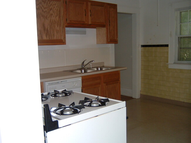 Kitchen - 341 Roosevelt Ave