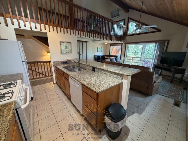 Building Photo - 2 Bedroom Duplex in Tyrolia! Summer pool!