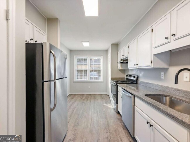 Foto del edificio - 6500 Gaines Ferry Rd