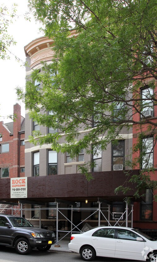 Primary Photo - 640 Warren St