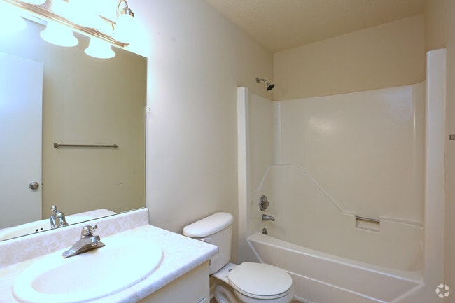 2BR,1.5BA-Townhome w/ Patio 996 SF - Holly Hill Townhomes