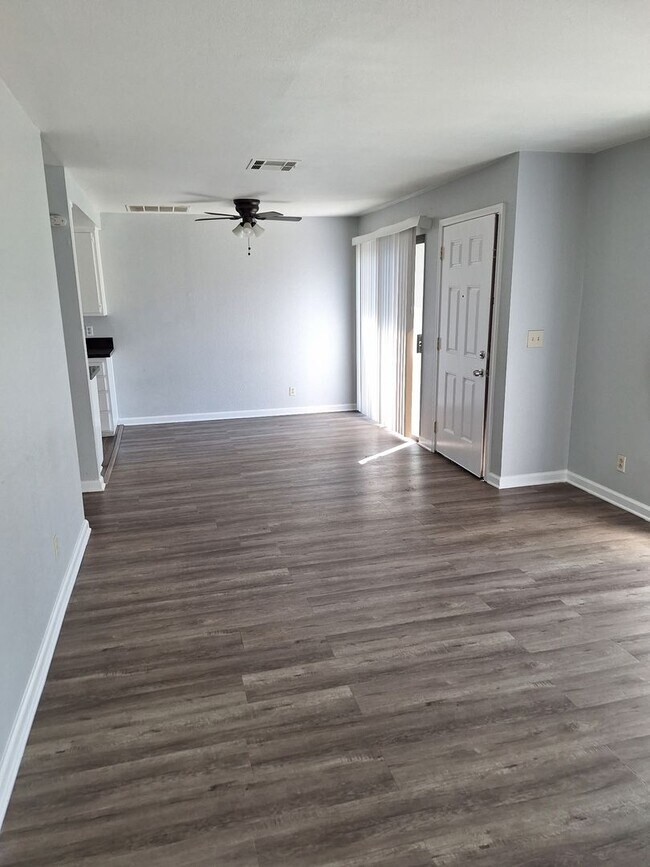 Building Photo - **Move in Special ** , 2 Bed / 1 Bath in t...
