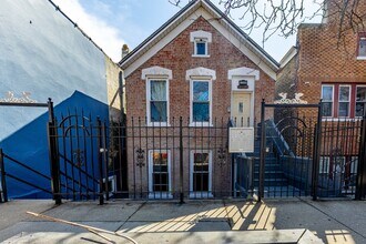Building Photo - 2109 W Cullerton St