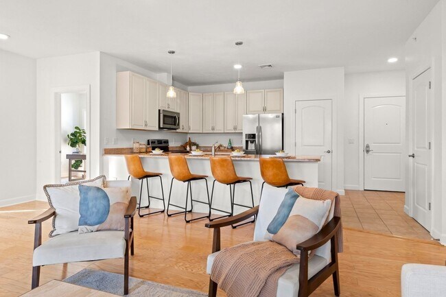 Foto del edificio - Danvers Updated 3 Bed 2 Bath | Top Floor Condo | Avail Now