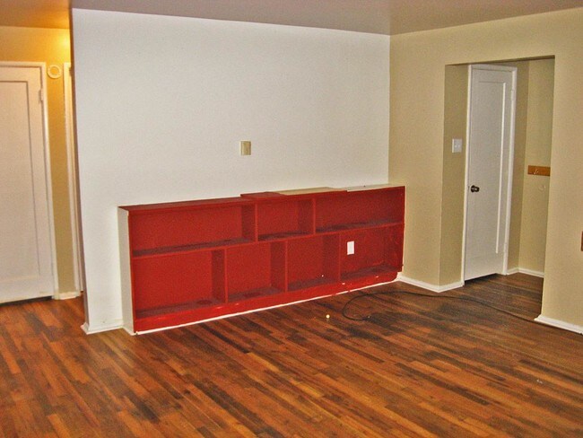 Foto del edificio - 275 Linden Dr.