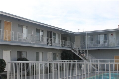 Foto del edificio - 12047-12053 Paramount Blvd