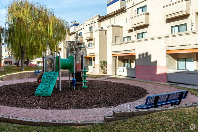 Patio de juegos - Waterford Apartments