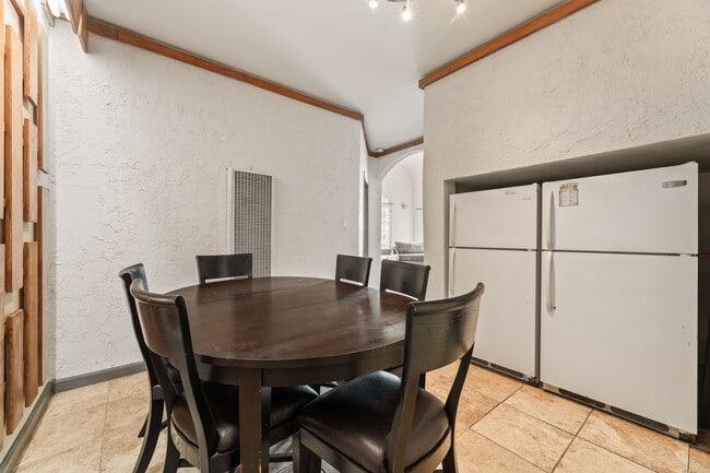 Building Photo - 2814 Ellendale Pl