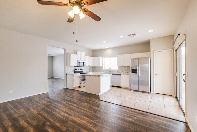 Foto del edificio - 3402 N 129th Dr
