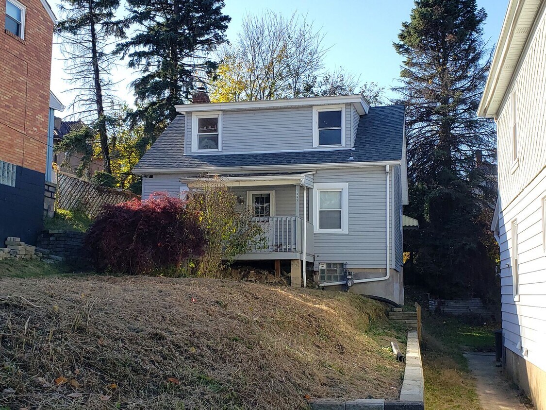 Foto principal - Welcome Home to 1336 Fallowfield Ave: A Ch...