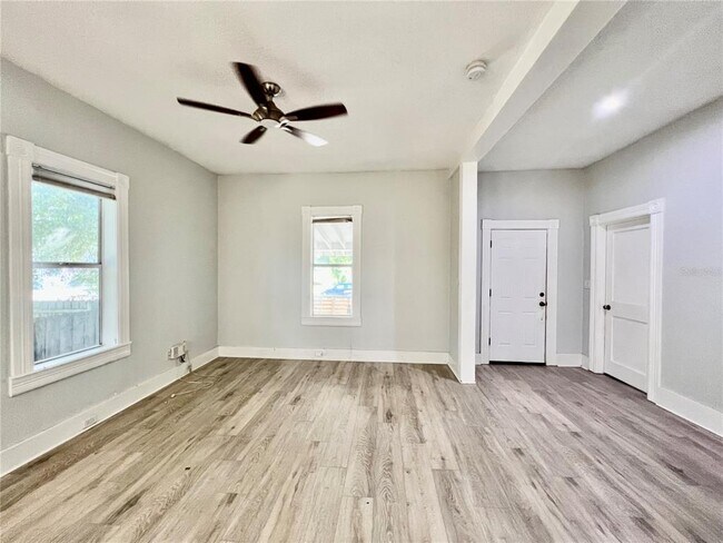 Building Photo - 111 W Amelia Ave