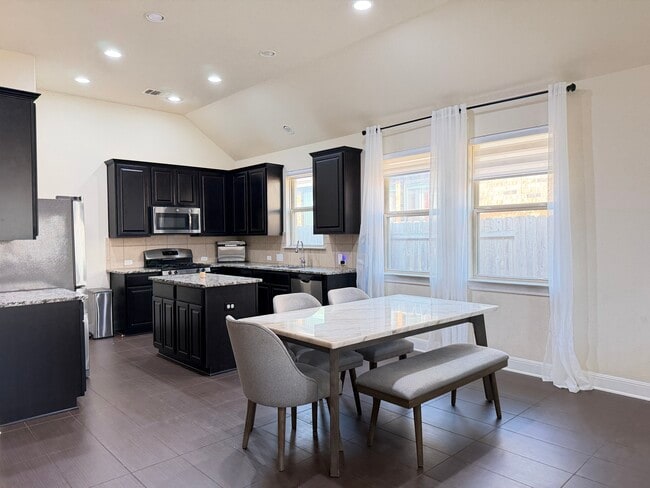 Foto del edificio - 2432 Granite Hill Dr