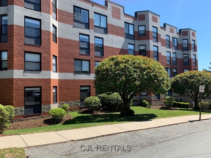 35 Vine St Unit 101, Winchester, MA 01890 Condo for Rent in