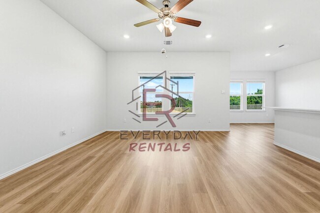 Foto del edificio - 3 bedroom 2 bath open concept