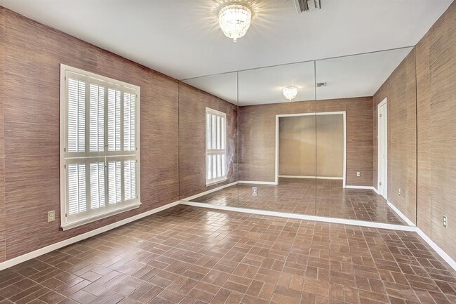 Building Photo - 6013 Valley Forge Dr