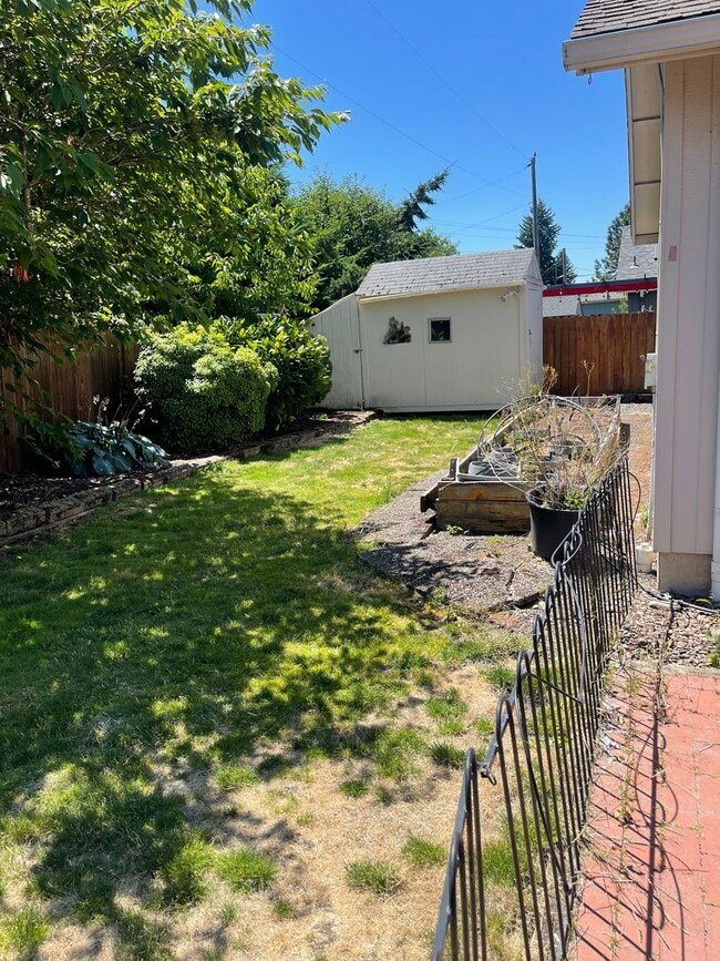 Building Photo - Charming Three Bedroom Pet Friendly Home in Lebanon Or!