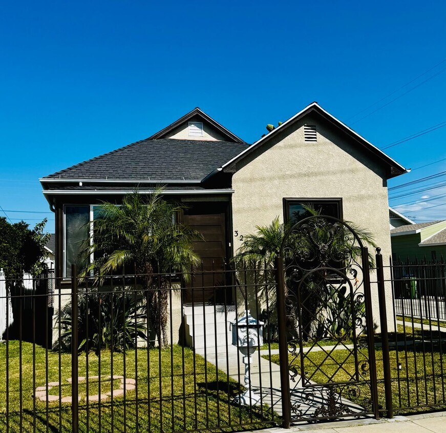Foto principal - Two Bedroom Home with Enclosed Yard for Re...