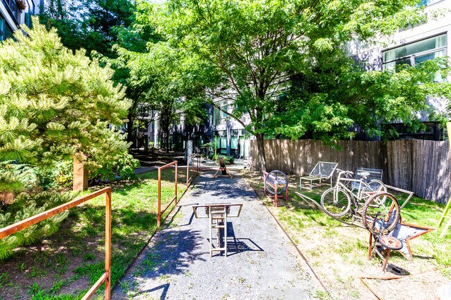 Building Photo - 114 Troutman St
