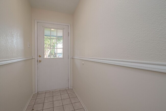 Building Photo - Renovated 3-Bedroom Home in West Memorial – Prime Location with Spacious Backyard