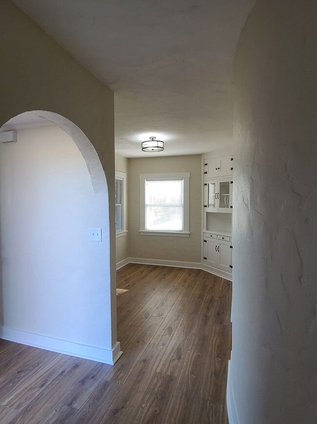 Building Photo - Action Properties R.E.S. Inc offering Central Roseville 2 Bed, 1bath  Carport Parking, Large yard...