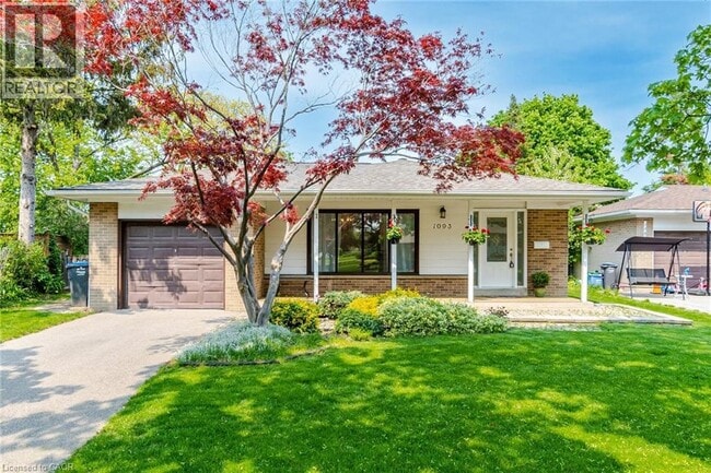 Building Photo - 1093 Parthia Crescent